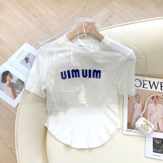 Miumiu เสื้อยืด คอกลม แขนสั้น ผ้าฝ้าย เรียบง่าย สีดํา สีขาว สีเทา พลัสไซซ์ สําหรับผู้หญิง