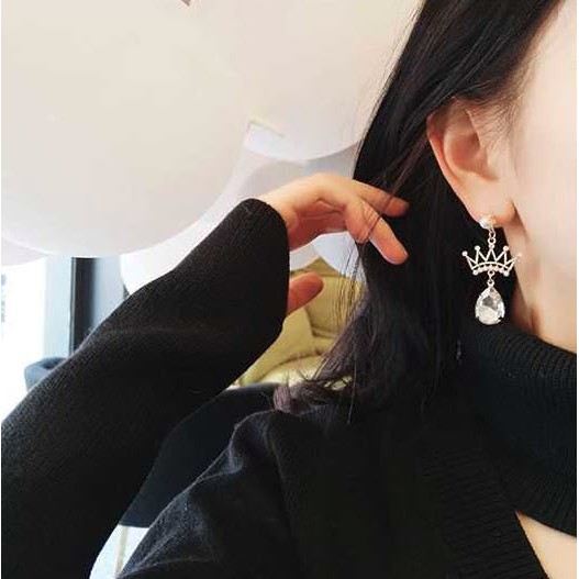 kr-060-ต่างหูแฟชั่นเกาหลีก้านเงิน-s925-อะไหล่ทองแต่งมงกุฎห้อยคริสตัลวิ้งค์ๆ