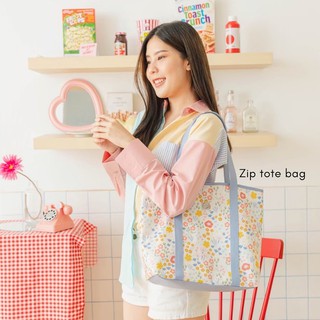 สินค้า PERF Zip tote bag กระเป๋าสะพายมีซิป (ลาย baby flowers)