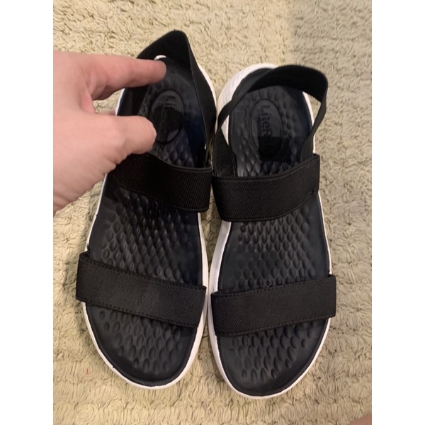 รองเท้ารัดส้นcrocs-มือ2