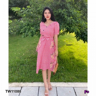 TW11088 Maxi Dress เดรสคอปกวีแขนตุ๊กตา ผ้าทอลายสก็อต แต่งกระดุมเฉียงอก ข้างเดรสปักดอกไม้ ด้านหลังมีสายผูกเอว มีซิปหลัง