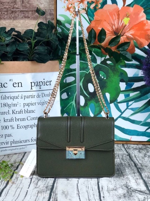 charles-amp-keith-push-lock-shoulder-bag-กระเป๋าสะพายวัสดุหนังปั๊มลายคาร์เวียร์-สีเขียวใะกอก