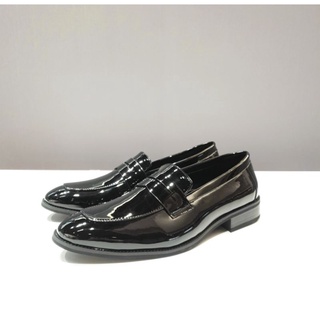 ภาพหน้าปกสินค้าLoafer shoes black รองเท้าหนังเงา ชาย สไตล์เกาหลี ซึ่งคุณอาจชอบสินค้านี้