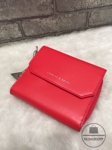 charles-amp-keith-small-classic-wallet-สีแดง-outlet