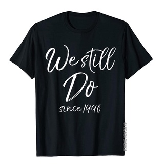 เสื้อยืดผ้าฝ้ายพรีเมี่ยม เสื้อยืดผ้าฝ้าย พิมพ์ลาย We Still Do Since 1996 ของขวัญวันครบรอบ สําหรับผู้ชาย