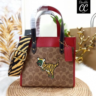 (แท้ 💯%‼ Factory) COACH LUNAR NEW YEAR FIELD TOTE 22 IN SIGNATURE CANVAS WITH TIGER REXY