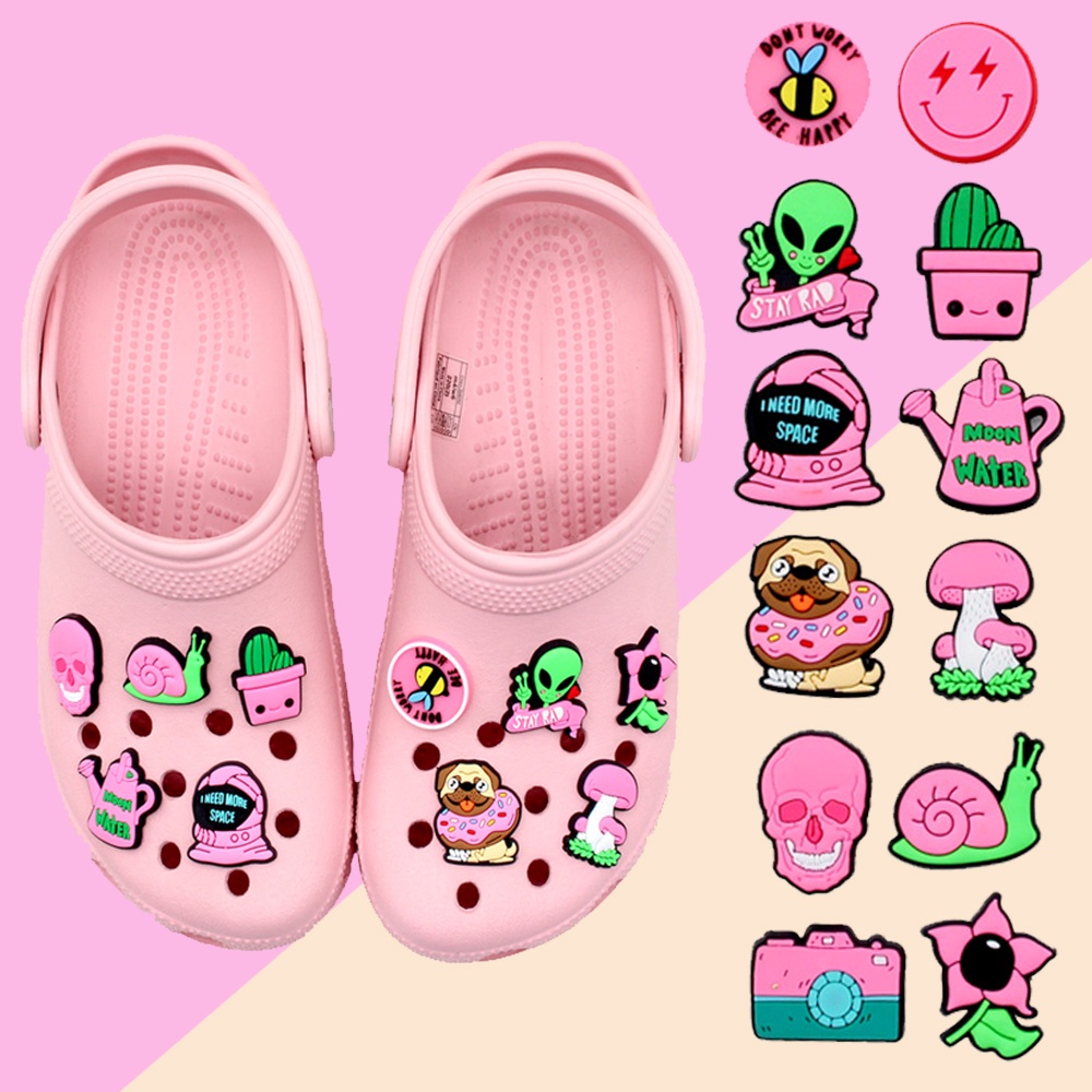 1-ชิ้น-jibbitz-crocs-สีชมพู-ลายการ์ตูนหน้ายิ้ม-เอเลี่ยน-diy-shoe-charms-ลายการ์ตูนอนิเมะ-เด็กผู้ชาย-เด็กหญิง-เด็ก-ของขวัญคริสต์มาสสำหรับเด็ก-pvc-รองเท้าแตะ-accessories