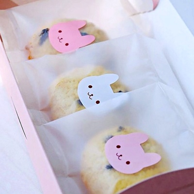 สติกเกอร์-หมี-น้อยน่ารัก-คละ-3-สี-พาสเทล-60-ดวง-sticker-ตกแต่งถุง-กล่องขนม-กล่องของขวัญ-การ์ด