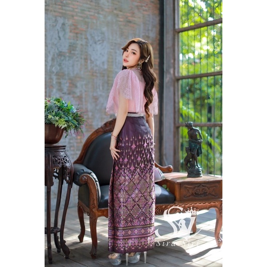 ชุดไทยประยุกต์ Sirasiri เสื้อลูกไม้ระบายสีชมพู ผ้าถุงไหมแพรทิพย์ลายยกดอก หวานละมุน มุมมองที่ 3