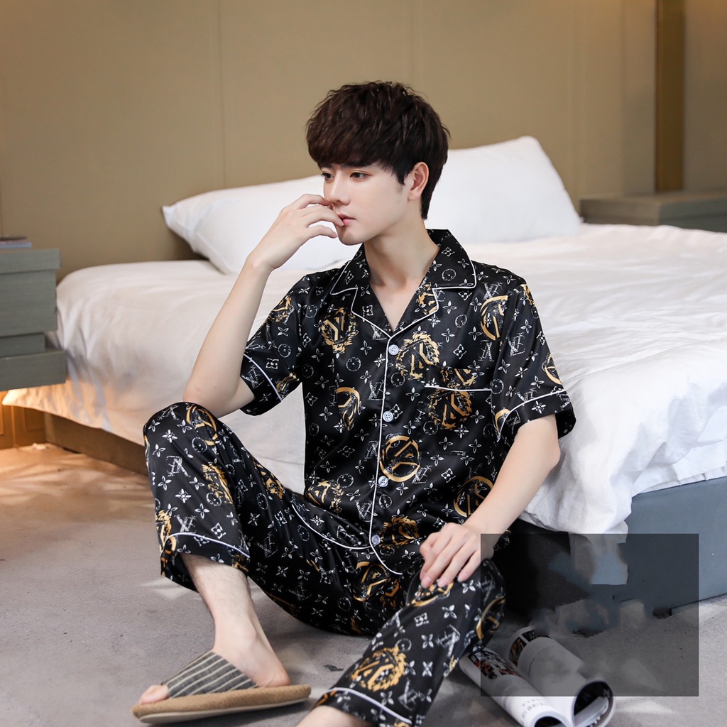 ภาพสินค้าพร้อมส่ง 1001 ชุดนอนผู้ชาย เเขนสั้นขายาว ผ้าซาตินสุดหรู คอปก pajamas men เซ็ทเสื้อ สวมใส่สบาย ผ้าเย็น ผ้านิ่มไม่เเข็ง จากร้าน kessarin1188 บน Shopee ภาพที่ 1