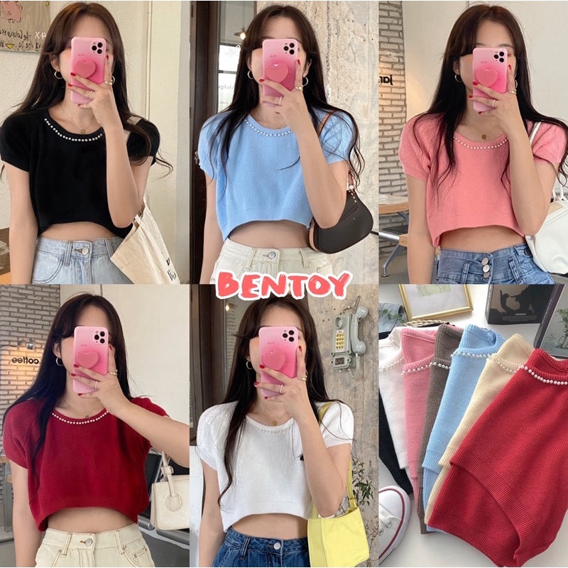 bentoy-9572-2-เสื้อครอปไหมพรมแขนสั้น-คอกลม-เอวลอย-ดีเทลแต่งไข่มุกตรงคอ