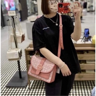 🎀 (สด-ผ่อน) กระเป๋า สีชมพู 10 นิ้ว C8307 LONNIE CROSSBODY IN SIGNATURE JACQUARD