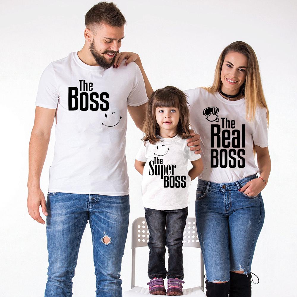 ภาพหน้าปกสินค้าเสื้อยืด พิมพ์ลาย The Boss Real Boss and Super Boss แฟชั่นสําหรับครอบครัว ซึ่งคุณอาจชอบราคาและรีวิวของสินค้านี้