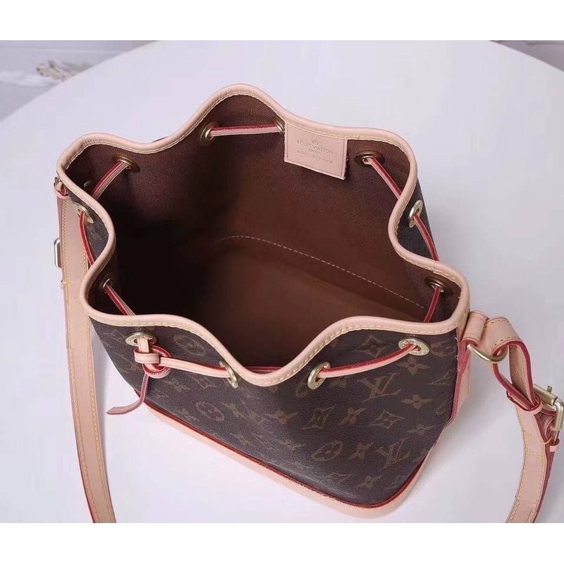 กระเป๋าสะพายข้าง-louis-vuitton-ทรงขนมจีบ