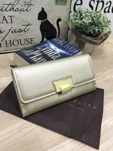 charles-amp-keith-turn-lock-wallet-ของแท้-ราคาถูก