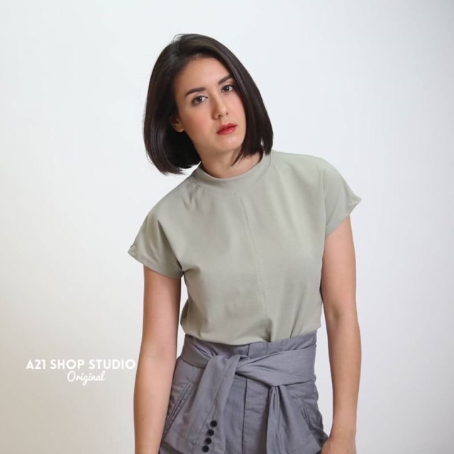 เสื้อยืดคอปีนแขนล้ำดีเทลเย็บตีตะเข็บหน้า-ผ้า-rayon-spandex-brand-a21shop