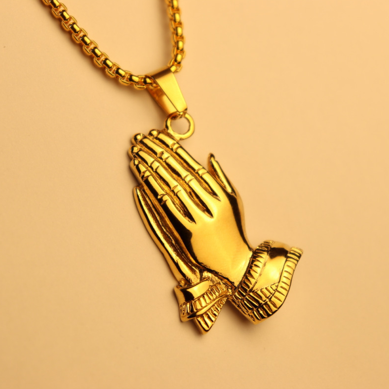 ภาพหน้าปกสินค้าสร้อยคอแฟชั่นผู้ชายจี้ Hands Together Prayer สีทอง