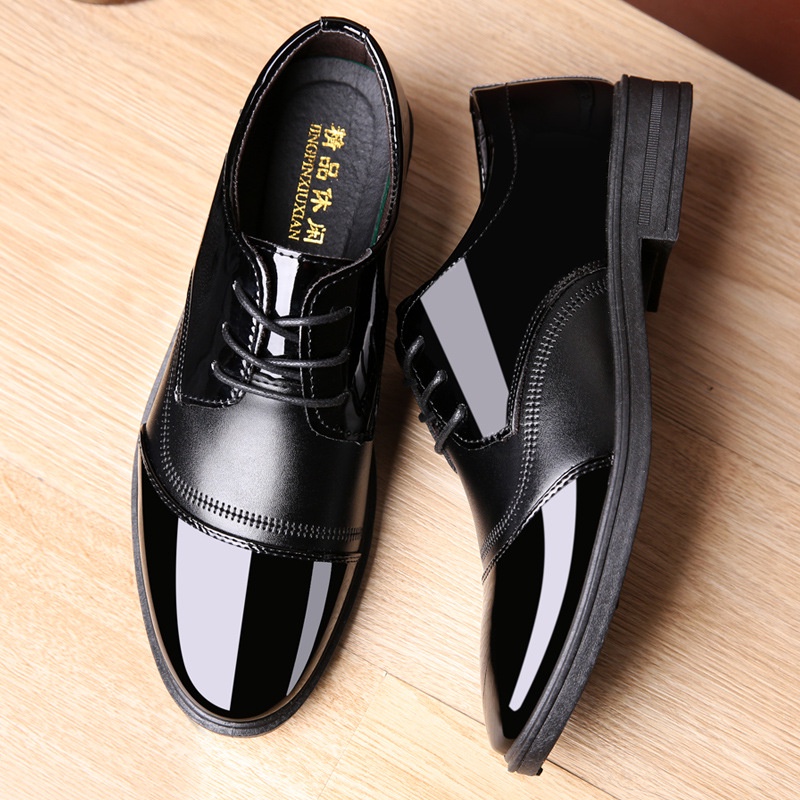 ภาพหน้าปกสินค้าQiaoYiLuo ผู้ชายใหม่รองเท้าหนังธุรกิจลำลองสวมใส่อย่างเป็นทางการรองเท้าผู้ชายหนังสดใสสีดำ