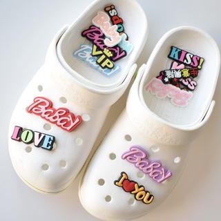 จี้การ์ตูน VIP Kiss Words Jibits ตัวอักษร Jibitz Croc Charm Pins Crocks เครื่องประดับ สําหรับตกแต่งรองเท้าผู้หญิง