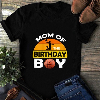 [S-5XL] เสื้อยืด พิมพ์ลายนักบาสเก็ตบอล Mom Of The Birthday Boy เหมาะกับของขวัญวันเกิด สําหรับเด็กผู้ชาย