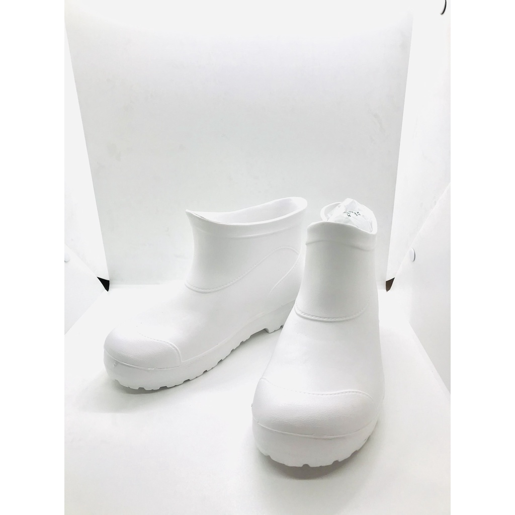 ภาพหน้าปกสินค้ารองเท้าบูทแฟชั่น หญิงหรือชาย เบา สบายเท้า นิ่ม ปลอดภัย รุ่น M-888-1 ทำจาก EVA 6 นิ้ว สีขาว จากร้าน akkachai4299 บน Shopee