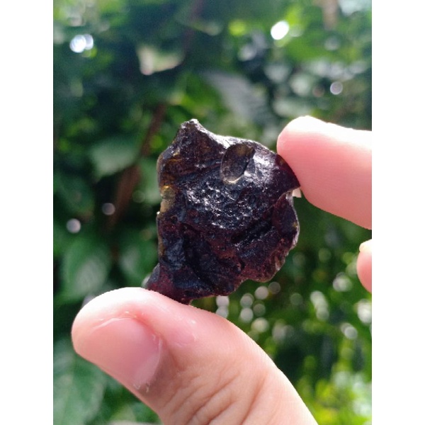 สะเก็ดดาว-tektite-อุลกมณี-ส่องไฟสีเหลืองอมน้ำตาล