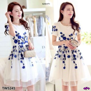 Dress เดรสลายดอกไม้   เดรสคอกลม ผ้าออแกนิค ปักลายดอกไม้ ด้านหน้าและช่วงแขน มีชิบด้านหลัง  ทรงสวยเข้ารูป