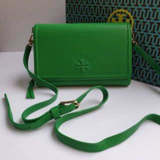 🎀 (สด-ผ่อน) กระเป๋าสะพาย สีเขียว Tory Burch 55374  Thea Flat Wallet Crossbody