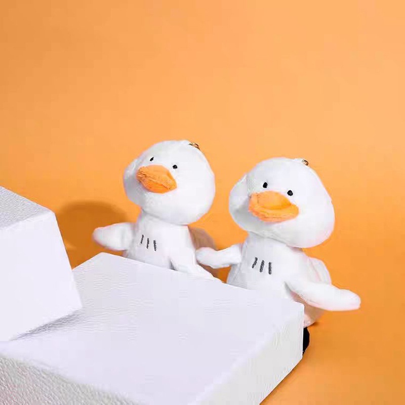 ภาพหน้าปกสินค้าพวงกุญแจ ตุ๊กตาการ์ตูนเป็ด สีขาว Cute Duck Keychain