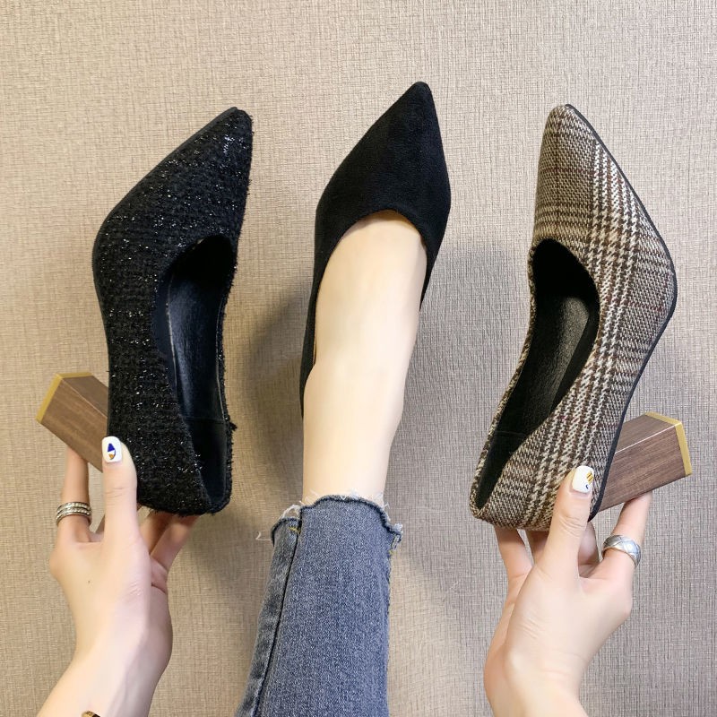 ภาพหน้าปกสินค้ารองเท้าส้นสูงผู้หญิงส้นหนาแฟชั่นลายสก๊อตฝรั่งเศสรองเท้าปลายแหลมเรียบง่าย จากร้าน lim881805 บน Shopee