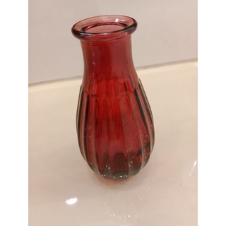 แจกันแก้วสีแดง ทรงสวยคลาสสิค ใส่ได้ทั้งดอกไม้หรือก้านหอม (6.8x6.8x14.2 cm.)