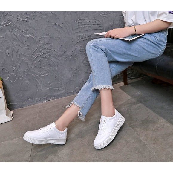 ภาพสินค้า𝑳𝒂𝒆𝒊 𝒃𝒂𝒈&𝒔𝒉𝒐𝒆𝒔 รองเท้าผ้าใบขาวล้วนเสริมส้น หนังนิ่ม ทรงน่ารัก แฟชั่นเกาหลี ใส่ได้ทุกแนว เบอร์ 35-40 จากร้าน laeibagshoes บน Shopee ภาพที่ 3
