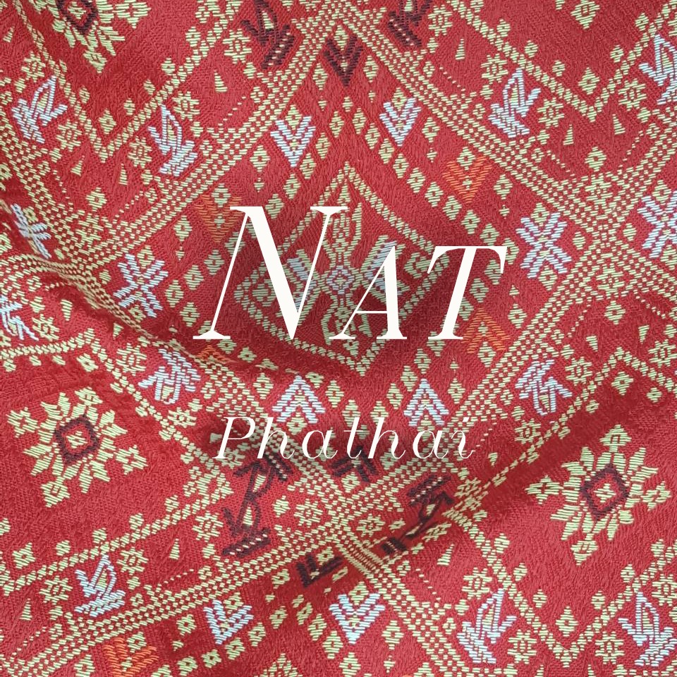ผ้าแพรวากาฬสินธุ์ สีแดงไวน์ ผ้าไทยพรีเมี่ยม ไม่หด ไม่ตกสี 110x180 ซม. ของฝากสุดหรู มุมมองที่ 6