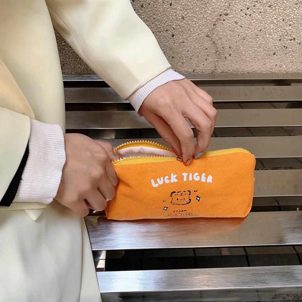 กระเป๋าดินสอ-กระเป๋าถือใบเล็ก-รุ่น-luck-tiger-กระเป๋าใส่ของพกพา-ของชิ้นเล็ก-pencil-bag-5-สี-ครีม-เหลือง-ส้ม-เขียว-ม่วง