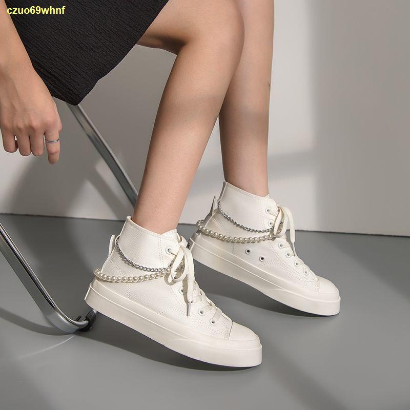 จัดส่งทันที-รองเท้าผ้าใบหุ้มข้อสูงของผู้หญิงใหม่เดิมทุกการแข่งขันออกแบบมุกโซ่ย้อนยุคสีขาวรองเท้า