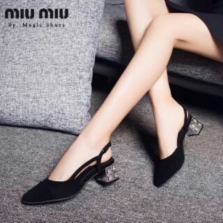 รองเท้าหัวแหลมเปิดส้น 
MIU MIU หนังสักหลาดกำมะหยี่สีดำ