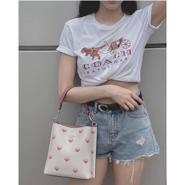 สด-ผ่อน-กระเป๋า-8-5-นิ้ว-สีขาวลายหัวใจ-coach-ca249-mollie-bucket-bag-22-with-stripe-heart-print