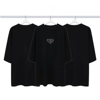 [S-5XL]เสื้อยืดแขนสั้นลําลอง ผ้าฝ้าย ทรงหลวม ประดับเพชร สไตล์คลาสสิก แฟชั่นคู่รัก สําหรับผู้ชาย และผู้หญิง