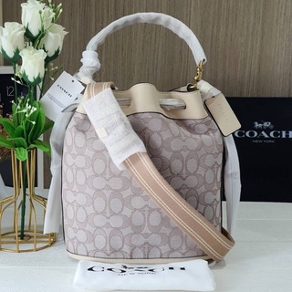 🎀(สด-ผ่อน) กระเป๋าทรงจีบ 8.5 นิ้ว งาน Shop สี Stone Ivory COACH C3853 Field Bucket Bag In Signature Jacquard