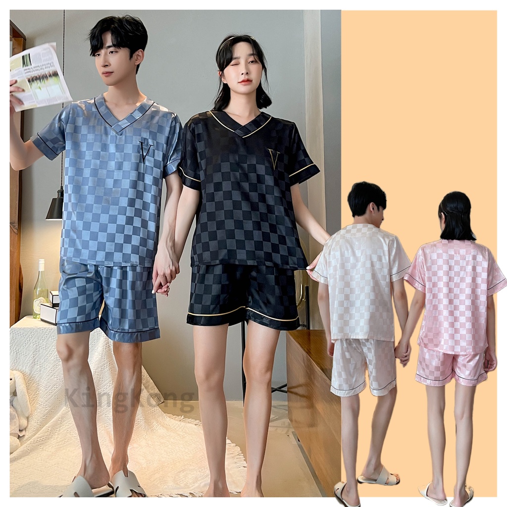 ภาพหน้าปกสินค้าชุดนอน เสื้อแขนสั้น ผ้าซาติน และกางเกงขาสั้น ลายสก๊อต แฟชั่นคู่รัก สไตล์เกาหลี สําหรับผู้ชาย และผู้หญิง