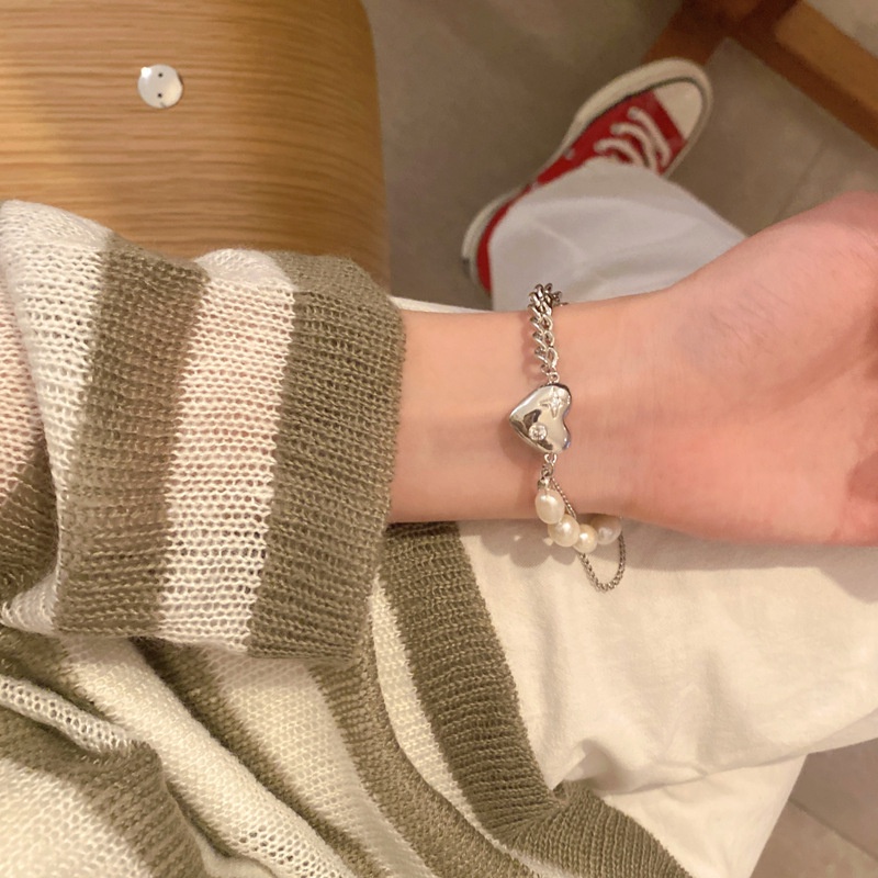 เครื่องประดับแฟชั่นสตรีสร้อยข้อมือโลหะผสมเงินจี้ไข่มุกจี้หัวใจ