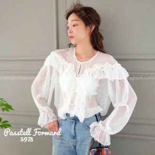 passtell🇰🇷New🇰🇷
Korea ruffle blouse 
เสื้อแขนยาวผ้าลายจุดมีtextureในตัว แขนสามส่วน แต่งระบายอกลูก