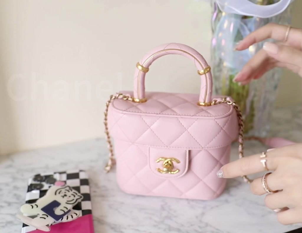 ชาแนล-chanel-23s-lambskin-pink-makeup-handbag-สุภาพสตรี-กระเป๋าสะพายไหล่