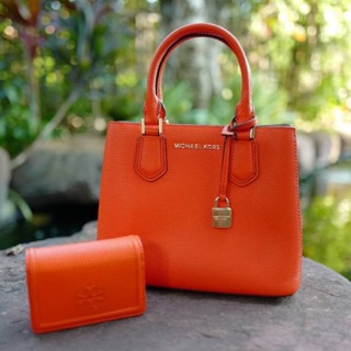 (ผ่อน0%) กระเป๋า สะพายข้าง หนังแท้ สีส้ม Michael Kors Adele Medium Messenger