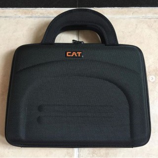 กระเป๋าถือ สีดำ ทรงแข็ง CAT แบบด้านนอกทรงแข็ง ช่วยปกป้องของด้านในได้ดี ด้านในมีช่องตาข่าย ใส่ของได้เยอะ ของใหม่ มือ 1