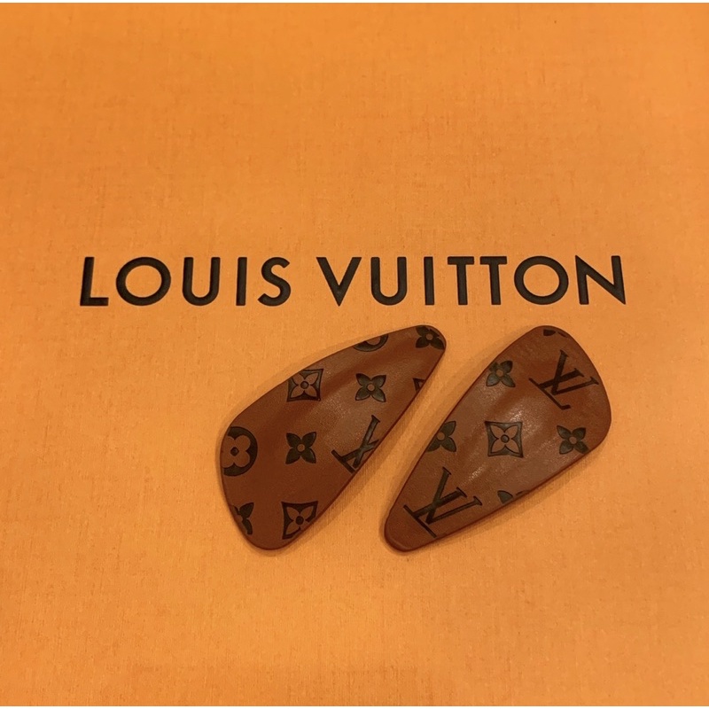 กิ๊บติดผมแบรนด์-louis-vuitton-งานมิลเลอร์-หนังปั้มลายสวย-เลอค่ามากค่ะ