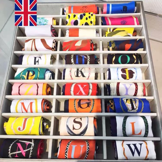 ภาพหน้าปกสินค้า(พร้อมส่ง) ผ้าพันกระเป๋า พิมพ์ลายตัวอักษรภาษาอังกฤษ A-Z