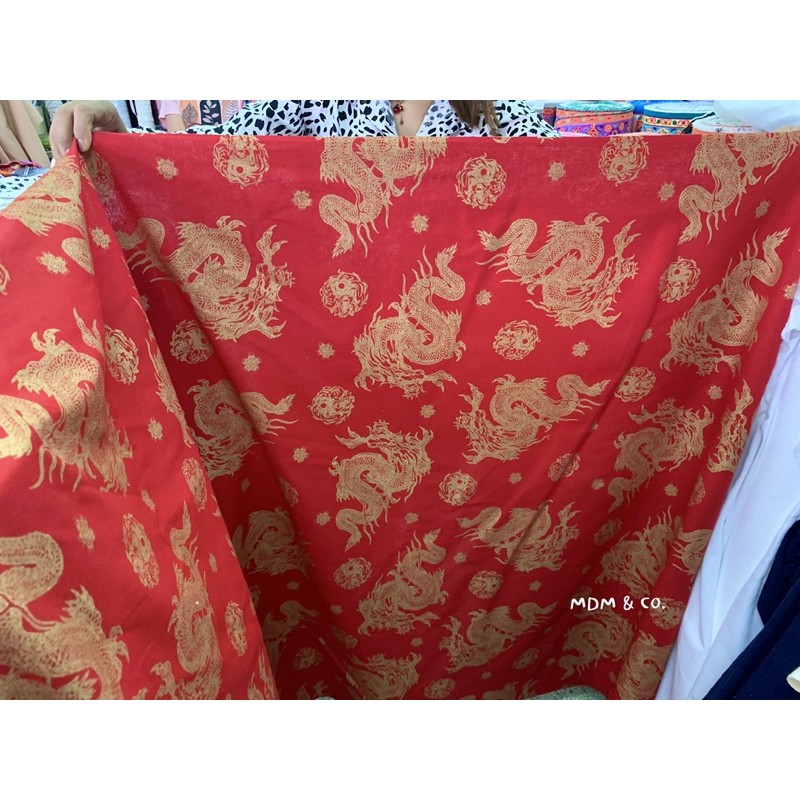 ภาพหน้าปกสินค้าผ้าฝ้ายสีแดง พิมพ์ทอง ลายมังกร ลายกระต่ายมงคลตรุษจีน   Cotton 100% ️ จากร้าน mdm.and.co บน Shopee