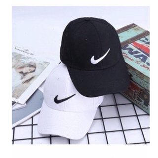 สินค้า หมวก แฟชั่น ผ้าปักทรงดี มีสีขาวและสีดำหลังหมวกมีขนาดปรับขนาดได้ ไม่ต้องกังว่าจะใส่ไม่มาได้