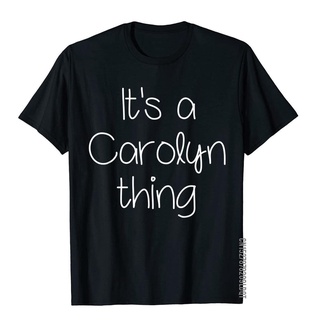 [2022]เสื้อยืดผ้าฝ้าย พิมพ์ลาย ITs A CAROLYN THING ตลก ชื่อวันเกิด สไตล์อังกฤษ สําหรับผู้ชาย